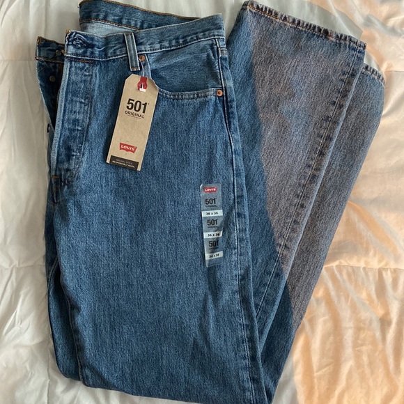 Levi’s 501 Medium Wash Jeans - Picture 2 of 2